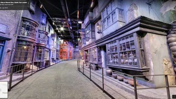 Прословутата "Дайъгон Али" от филмите за Хари Потър си е съвсем истинска улица и можете да я изследвате в Street View - намира се в лондонското студио на Universal